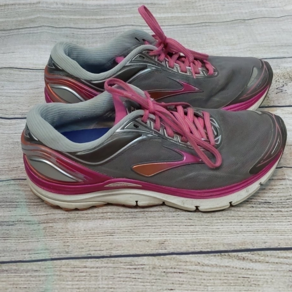 BROOKS transcend 3 pink gray shoes size 8